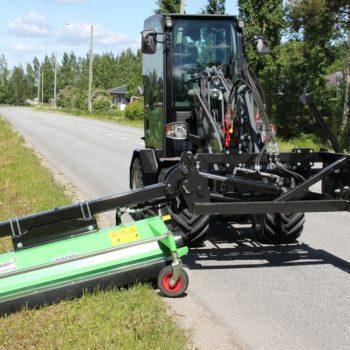 Mitä eroa on kesantomurskaimella ja perinteisellä niittokoneella, ja kumpaan urakoitsijan kannattaa sijoittaa?